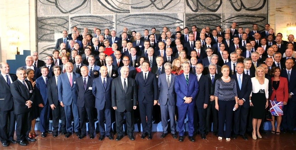 Foto di gruppo degli ambasciatori con il presidente del Consiglio, Matteo renzi. Indicato con la freccia, l'ambasciatore in Spagna Pietro Sebastiani