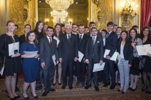 Foto di gruppo degli Alfieri del lavoro, insieme con il capo dello Stato. Sofia è la terza da sinistra, in seconda fila