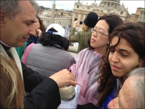 Francesca Immacolata Chaouqui ( a destra) e Luis Angel Vallejo Balda mentre impartiva la comunione durante la famosa festa 