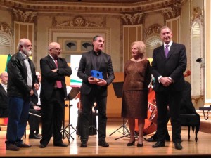 Il Ct Sergio Scariolo durante la premiazione. In alto, il Quintetto