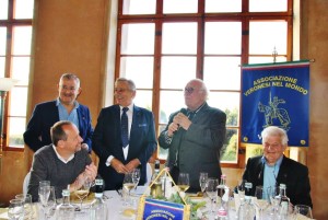 Un momento del pranzo, con il discorso dell'industriale Giovanni Rana. Alla sua destra, Fernando Morando e Massimo Mariotti, rispettivamente presidente e consigliere dell'Associazione Veronesi nel Mondo