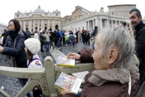 Papa: 300 clochard per distribuire Vangelo in piazza S.Pietro