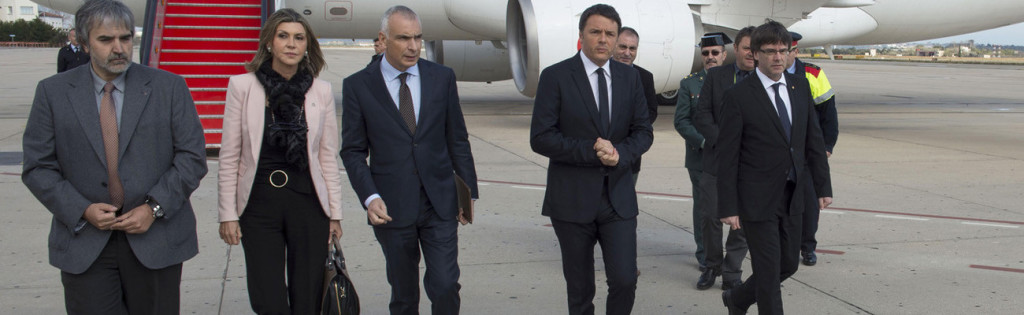 Il premier Matteo Renzi con il nuovo ambasciatore in Spagna, Stefano Sannino ( alla sua destra) e il presidente della Generalitat Carles Puigdemont (foto Agi)