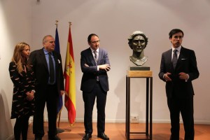 L'inaugurazione all'istituto  Cervantes, il 14 aprile