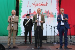 L'Ambasciatore d'Italia, Stefano Sannino, tra il preside della Scuola Italiana, Cosimo Guarino e il presidente della CCIS, Marco Pizzi ( a destra)