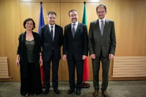 La direttrice dell’IIC, Roberta Ferrazza; il ministro degli Affari Esteri di Andorra, Gilbert Saboya Sunyé; il Console generale d’Italia a Barcellona, Stefano Nicoletti; il Console onorario ad Andorra, Alberto Rossi. Foto del Governo di Andorra, come quella accanto al titolo