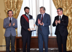 La consegna del riconoscimento a Franceschini da parte di Íñigo Méndez de Vigo, ministro de Educación, Cultura y Deporte