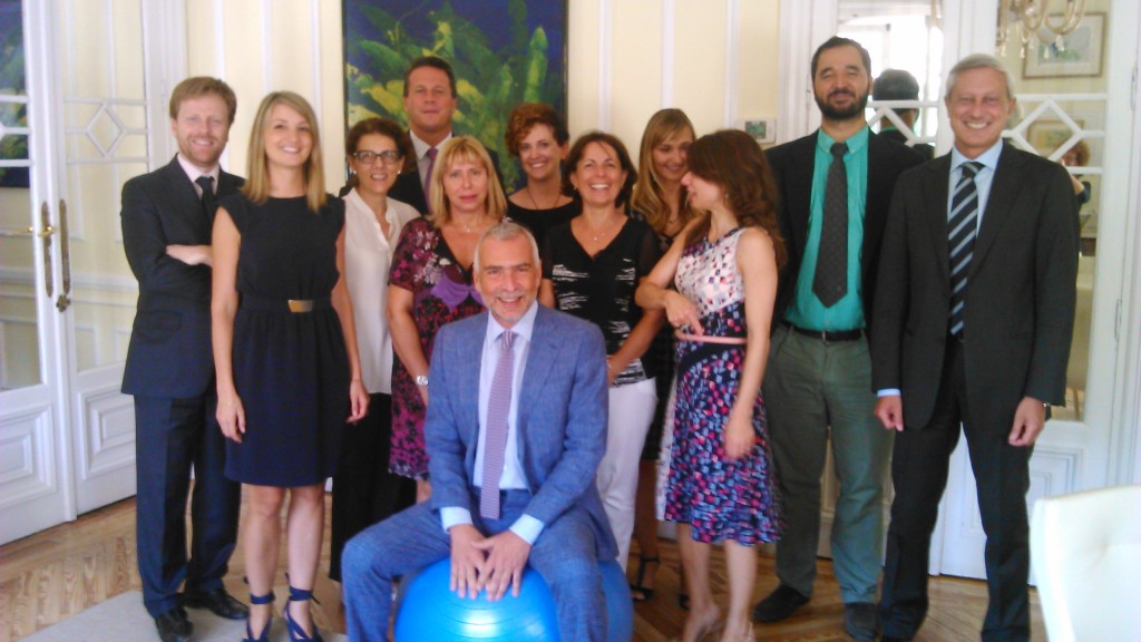 Sannino in una simpatica foto con il personale dell’ambasciata italiana a Madrid