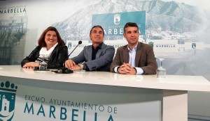 Sergio Scariolo, el alcalde de Marbella, José Bernal, y la primera teniente de alcalde y delegada de Deportes, Blanca Fernández Tena