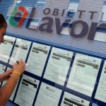 ansa - lavoro - Un ragazzo davanti a una agenzia interinale, in una foto del 31 maggio 2010. Sarà un autunno nero per l'occupazione: anche se l'emorragia dei posti di lavoro registra un rallentamento, il saldo a fine 2011 per le imprese con almeno un dipendente (circa 1,5 milioni) mostra ancora il segno meno: 88mila i posti in uscita - dice Unioncamere - pari a un calo dell'occupazione dipendente dello 0,7%. Più a rischio il lavoro nelle piccole e medie imprese e, a livello geografico, è il Sud a mostrare un deciso affanno. Nel 2010 il saldo negativo era stato di 178mila unità, -1,5%. Peggio ancora era andata nel 2009, anno clou della crisi: 213.000 i posti bruciati, pari a -1,9%.               ANSA/ FRANCO SILVI